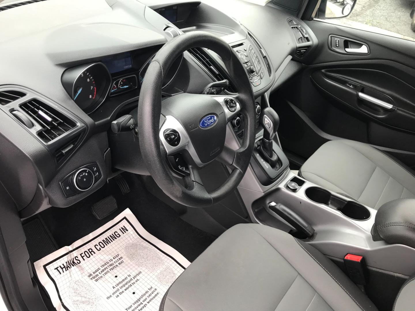 2015 White /Gray Ford Escape SE (1FMCU9G96FU) with an 2.0 engine, Automatic transmission, located at 577 Chester Pike, Prospect Park, PA, 19076, (610) 237-1015, 39.886154, -75.302338 - Photo#9